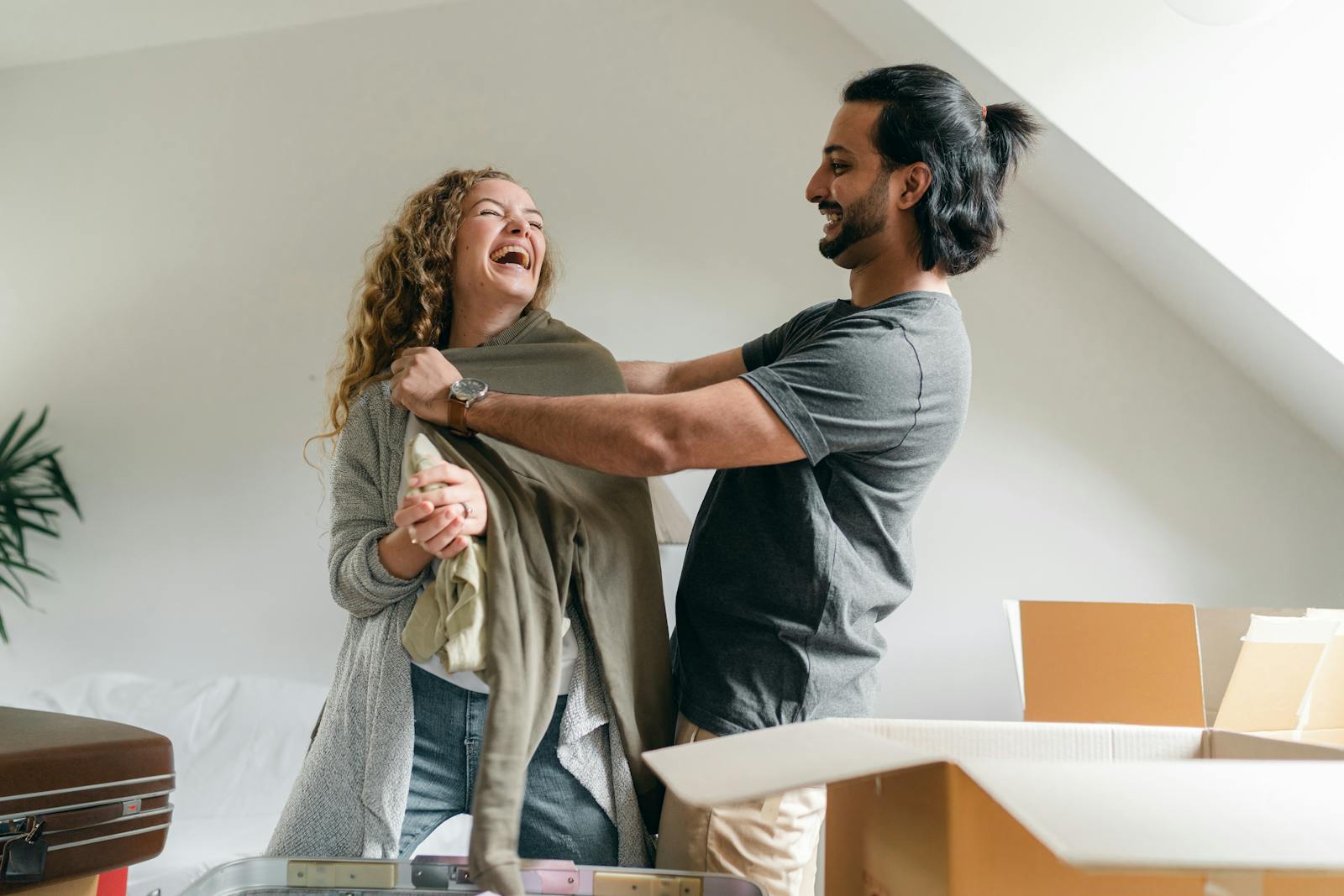 Couple heureux déballant des cartons dans son nouveau logement